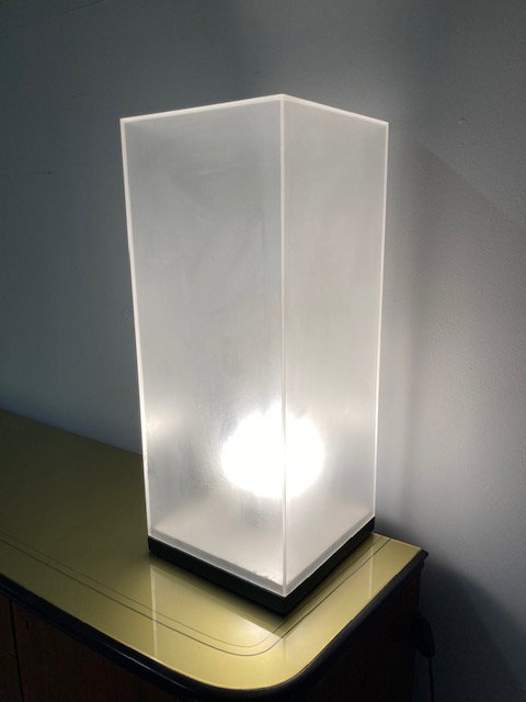 Lampada cubo  Modernariato vintage anni 70 “Minimale “ plexiglass e base legno. H 73 X 30X 30